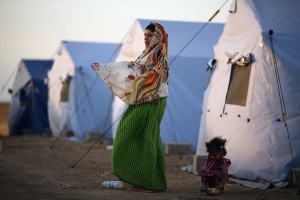 Iraqis trickling back to Mosul, but bracing for more violence