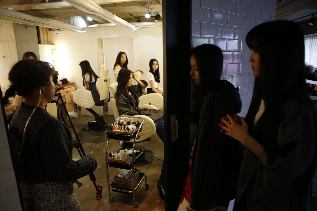 Members from South Korean girl group GFriend receive a makeover as SinB (R 2nd) and Yuju (R) look on at a beauty salon in Seoul December 23, 2014. Photo by Kim Hong-Ji/Reuters