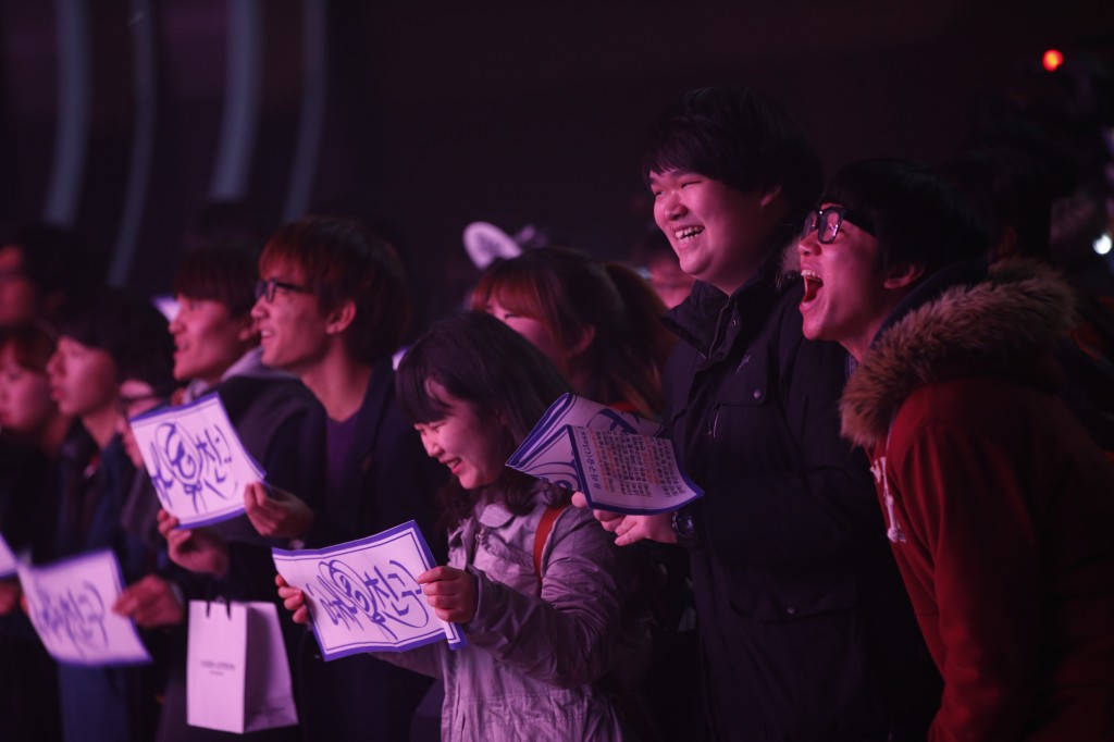 Fans of South Korean girl group GFriend react as GFriend perform during "The Show" in Seoul January 20, 2015. Photo by Kim Hong-Ji/Reuters