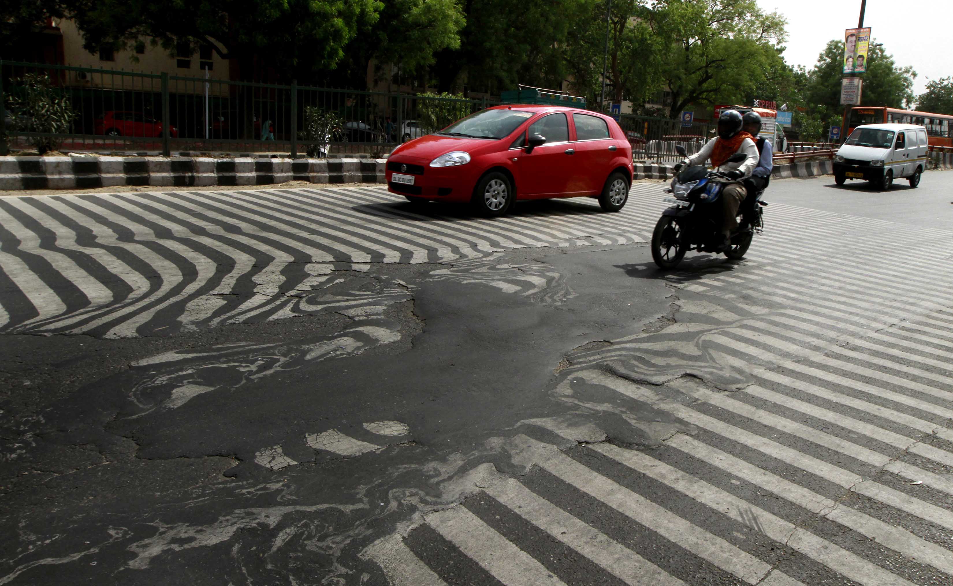 A road melt near Safdarjung Hospital after the Temperature rise to 113 degrees. Photo by Sanjeev Verma/Hindustan Times via Getty Images