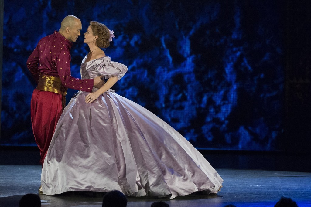 Ken Watanabe and Kelli O'Hara perform a scene from the musical "The King and I" during the American Theatre Wing's 69th Annual Tony Awards at the Radio City Music Hall in Manhattan, New York June 7, 2015. Photo by Lucas Jackson/Reuters
