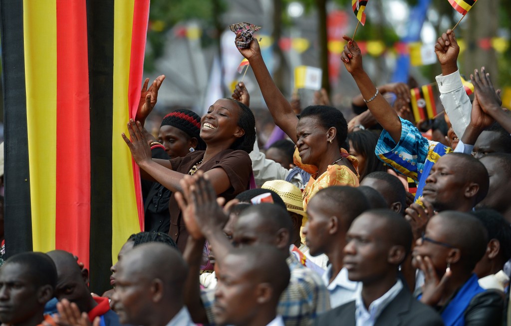 Pope Francis receives jubilant welcome in Uganda | PBS NewsHour