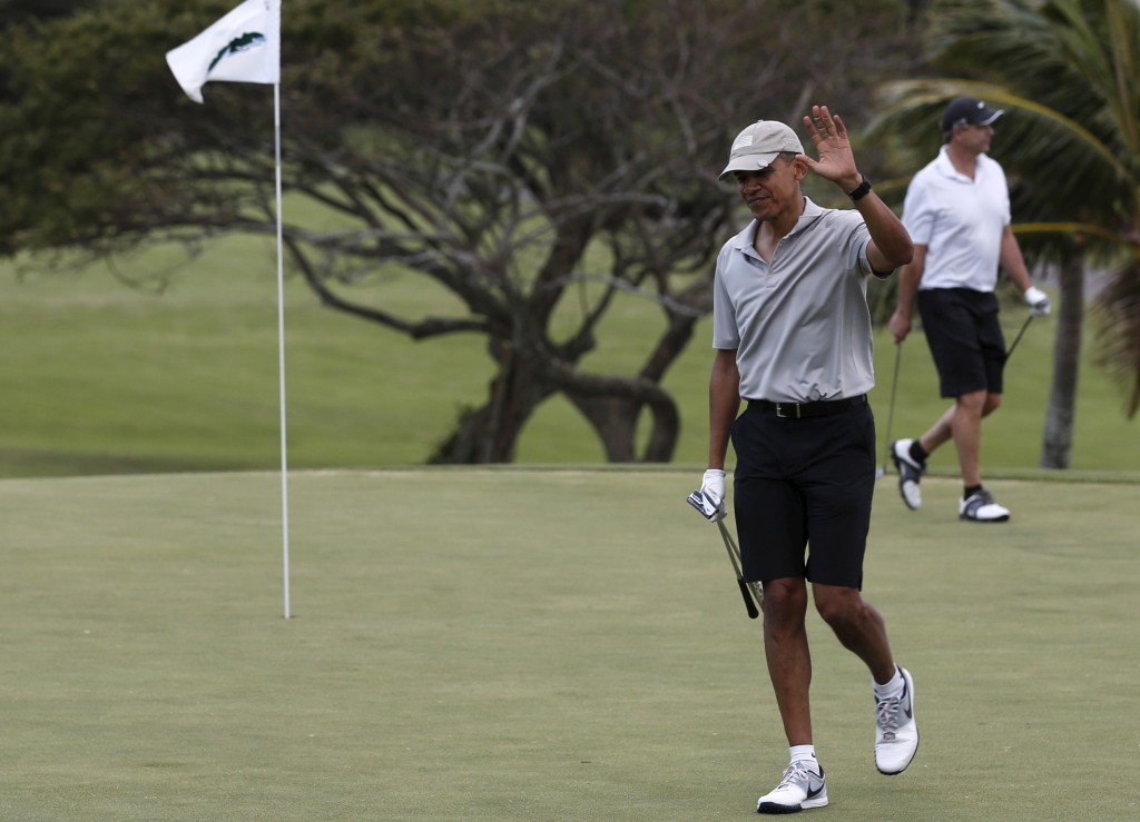U.S. President Barack Obama waves to onlookers during a vacation in Hawaii on Dec. 21.  Photo By Jonathan Ernst/Reuters 