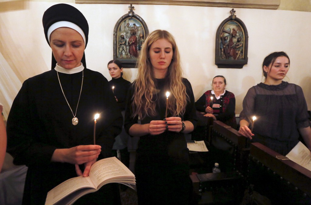 Believers attend a service at a Roman Catholic church on the eve of Easter Sunday in Krasnoyarsk, Siberia, Russia, March 26, 2016. Picture taken March 26, 2016. REUTERS/Ilya Naymushin - RTSCDSG