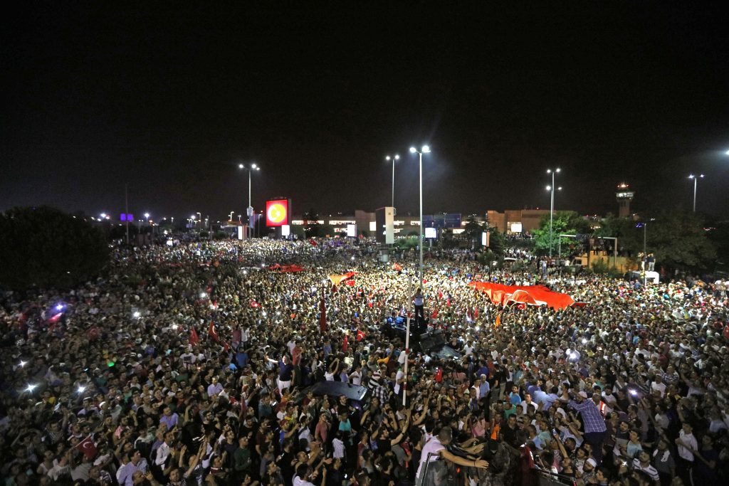 People demonstrate outside Ataturk international airport during an attempted coup in Istanbul, Turkey, July 16, 2016. REUTERS/Huseyin Aldemir - RTSI82K