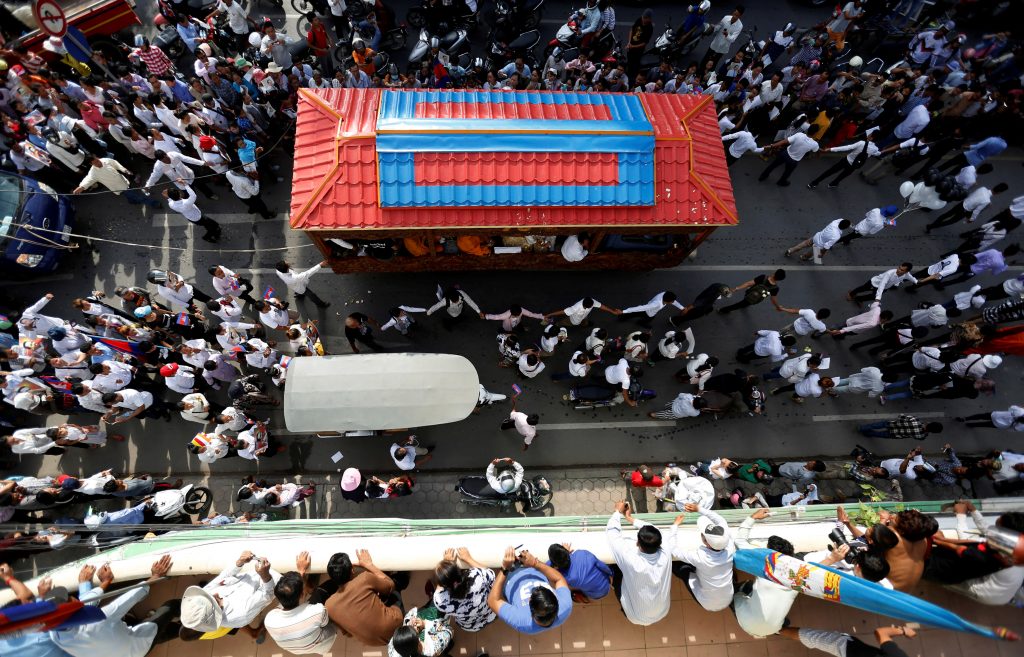People attend a funeral procession to carry the body of Kem Ley, an anti-government figure and the head of a grassroots advocacy group, "Khmer for Khmer" who was shot dead on July 10, to his hometown, in Phnom Penh, Cambodia July 24, 2016. REUTERS/Samrang Pring - RTSJD8Y