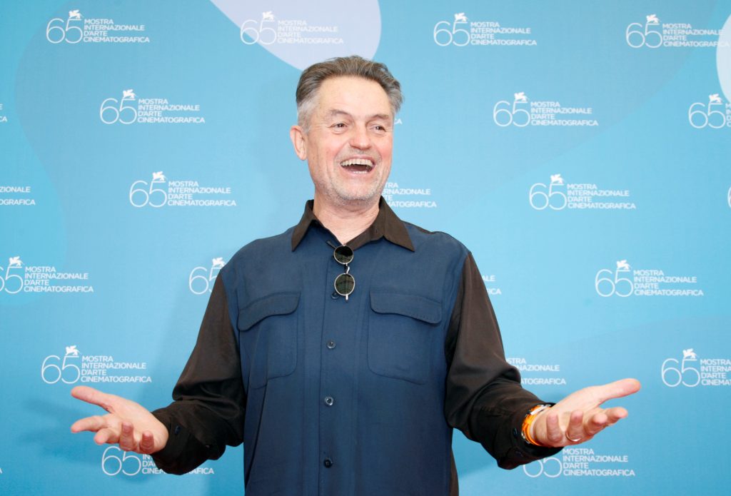 FILE PHOTO: U.S. director Jonathan Demme poses for photographers during a photocall at the Venice Film Festival in Venice, Italy, September 3, 2008. REUTERS/Denis Balibouse/File Photo - RTS140XF