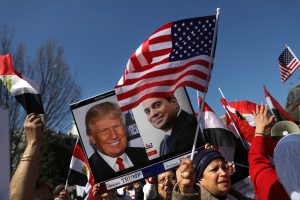 Supporters of Egypt's President Abdel Fattah al-Sisi gather outside the White House prior to his arrival for a meeting with U.S. President Donald Trump in Washington, U.S., April 3, 2017. REUTERS/Carlos Barria FOR EDITORIAL USE ONLY. NO RESALES. NO ARCHIVES - RTX33VXX