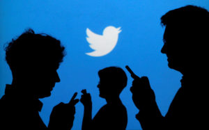 FILE PHOTO - People holding mobile phones are silhouetted against a backdrop projected with the Twitter logo in this illustration picture taken in Warsaw September 27, 2013. REUTERS/Kacper Pempel/File Photo GLOBAL BUSINESS WEEK AHEAD SEARCH GLOBAL BUSINESS OCT 23 FOR ALL IMAGES - RC1166FF1530