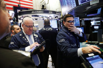 Traders wait for the Dow Jones Industrial Average to rise above 25,000 on the floor of the New York Stock Exchange shortly after the opening bell in New York, U.S., January 4, 2018. REUTERS/Lucas Jackson - RC1EE8AF5570
