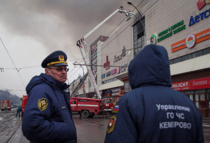 Members of the Emergency Situations Ministry work at the scene of a fire in a shopping mall in the Siberian city of Kemerovo, Russia March 25, 2018. Picture taken March 25, 2018. REUTERS/Maksim LisovMembers of the Emergency Situations Ministry work at the scene of a fire in a shopping mall in the Siberian city of Kemerovo, Russia March 25, 2018. Picture taken March 25, 2018. REUTERS/Maksim Lisov