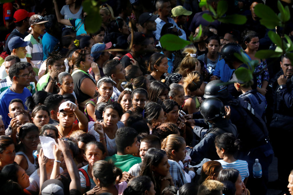 Relatives of inmates at the General Command of the Carabobo Police wait outside the prison in Valencia, Venezuela March 28, 2018. REUTERS/Carlos Garcia Rawlins 