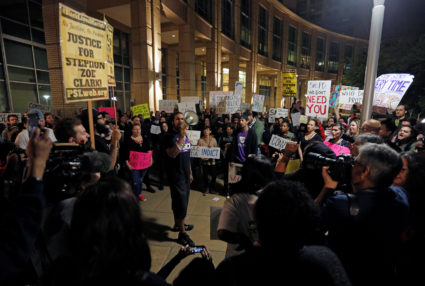 Demonstrators gather outside City Hall to protest the police shooting of Stephon Clark, in Sacramento, California, U.S., March 30, 2018. REUTERS/Bob Strong - RC1EA794CD20