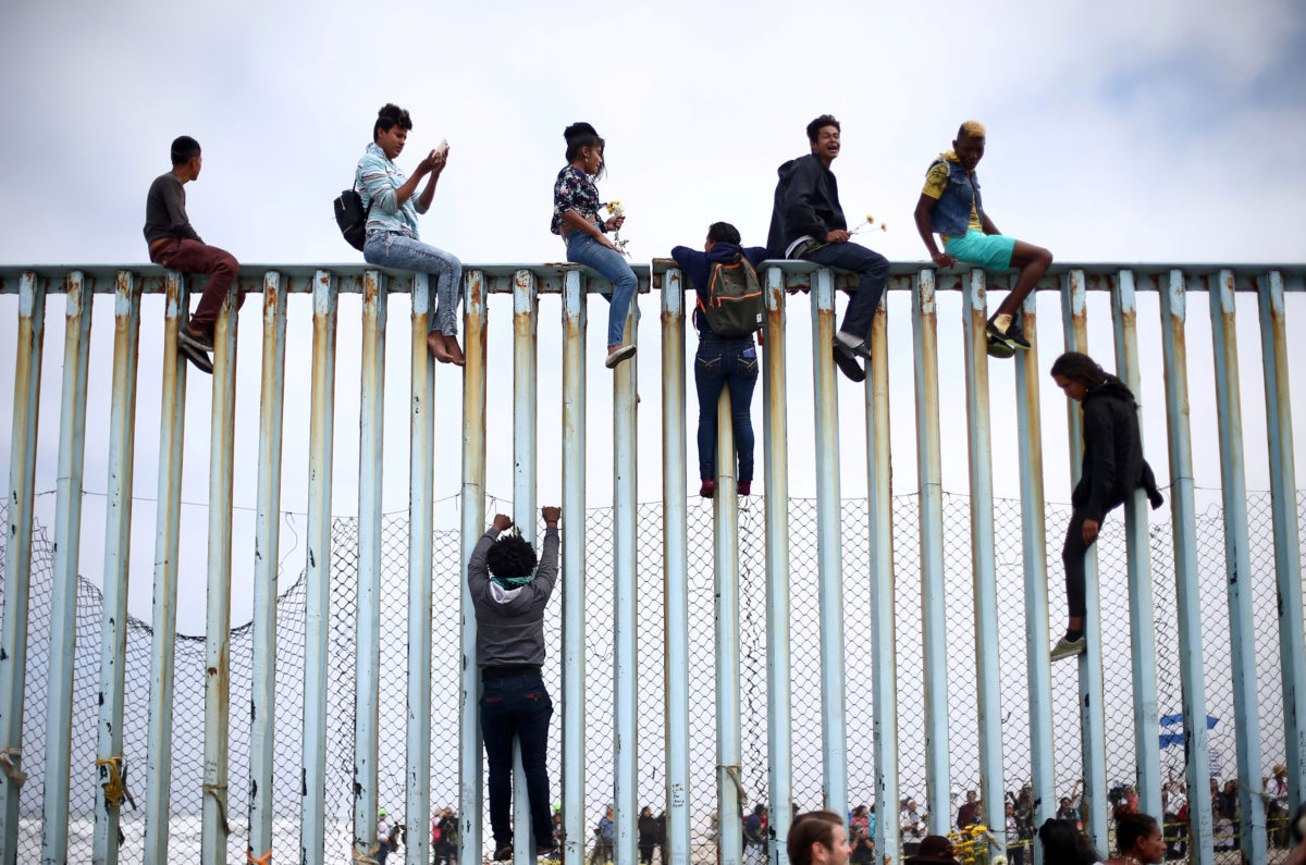 Buses carrying Central American migrants roll to U.S. border | PBS News