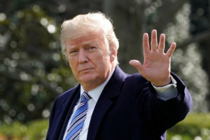 U.S. President Donald Trump waves as he walks on South Lawn of the White House in Washington, U.S., before his departure for the weekend in Palm Beach, Florida, March 23, 2018. REUTERS/Yuri Gripas - RC1DC2DAA420