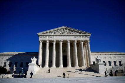 Police officers stand in front of the U.S. Supreme Court in Washington, DC, U.S., January 19, 2018. Photo by Reuters.