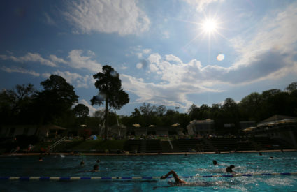 People relax at the public swimming pool of Schoenbrunner Bad on a sunny spring day in Vienna, Austria April 22, 2018. REUTERS/Leonhard Foeger - RC1B4D4EE7D0