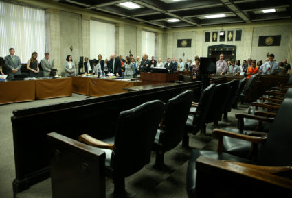 Everyone in the court stands before the entrance of the jury during the trial of Chicago police officer Jason Van Dyke (L), for the shooting death of Laquan McDonald, at the Leighton Criminal Court Building in Chicago, Illinois, U.S., September 20, 2018. Antonio Perez/Chicago Tribune/Pool via REUTERS - RC1B80F26E50