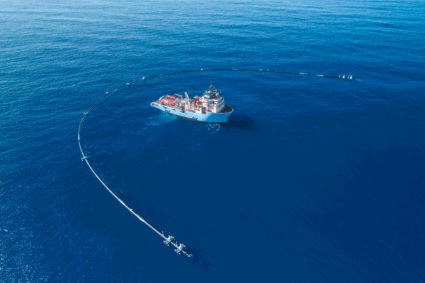 When deployed, The Ocean Cleanup's plastic collecting device is intended to collect trash in its U-shaped arms. Image by The Ocean Cleanup