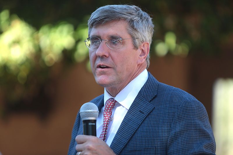 Stephen Moore speaks with attendees at a fundraiser for the ASU Center for Political Thought & Leadership at the Country C...
