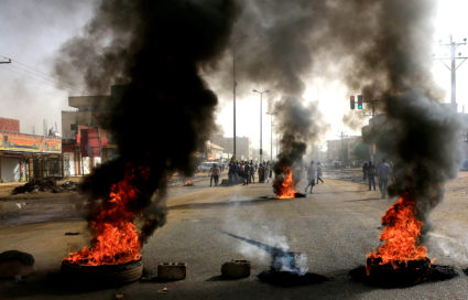 Sudanese protesters use burning tyres to erect a barricade on a street, demanding that the country's Transitional Military Council hand over power to civilians, in Khartoum, Sudan June 3, 2019. Photo by Reuters