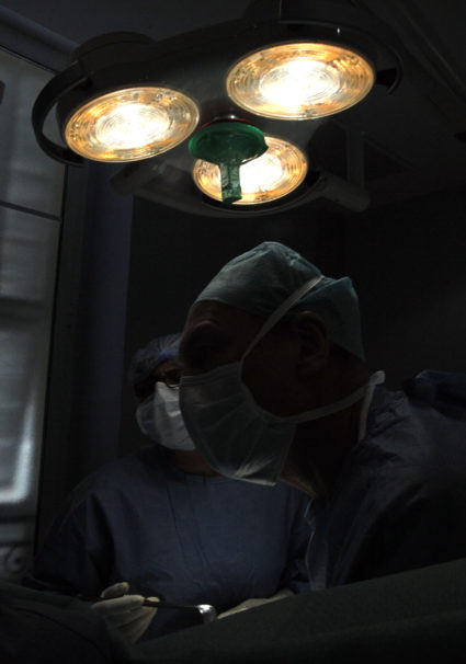 Plastic surgeon Denis Boucq (R) operates a patient to remove her silicone gel breast implants manufactured by French company Poly Implant Prothese (PIP) in a clinic in Nice December 21, 2011. French medical device regulatory authority (AFSSAPS) recalled PIP breast implants in March 2010 after it concluded that their performance and safety were not in accordance with current standards. France will offer surgery to remove the breast implants of up to 30,000 women if a study due out this week finds that the silicone they are made from could cause cancer, the health minister said on Tuesday. Photo by: Eric Gaillard/Reuters