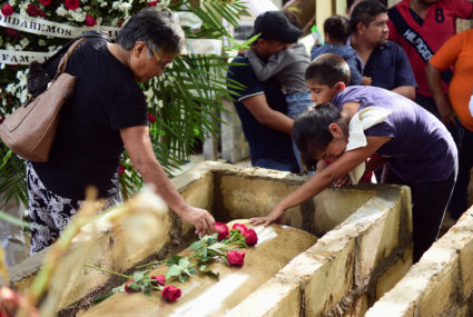 Relatives and friends react next to the coffin of Zuleima Hernandez, who died after an arson attack by suspected gang members at "El Caballo Blanco" bar, during his funeral at the Panteon cemetery in the southern Mexican port of Coatzacoalcos, Mexico August 29, 2019. Photo by Oscar Martinez/Reuters