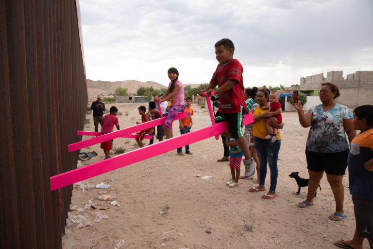 FACETASM ファセッタズム 20AW MEXICAN BORDER SIDE SLIT SHIRT Pink MORK-SH-U02 メキシカンストライプ ボーダーストライプ長袖シャツ マルチ Why this artist used seesaws to protest at the border | PBS News