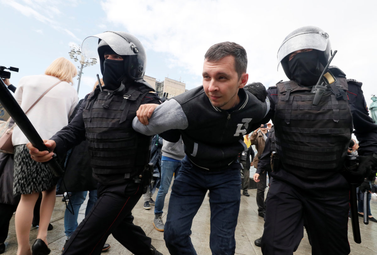 Moscow police detain more than 800 at protest, monitor says | PBS News ...