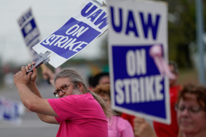General Motors assembly workers picket outside the General Motors Bowling Green plant during the United Auto Workers (UAW) national strike in Bowling Green, Kentucky, U.S., October 10, 2019. Photo by REUTERS/Bryan Woolston/File Photo
