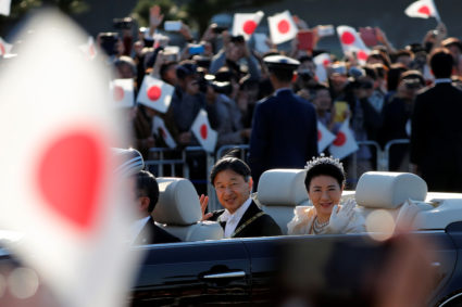 More than 100,000 greet Japan&rsquo;s emperor at enthronement parade