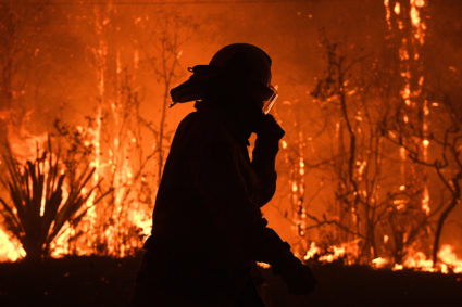 NSW Rural Fire Service crews protect properties on Waratah Road and Kelyknack Road as the Three Mile fire approaches Mangrove Mountain, Australia, December 5, 2019. Picture taken December 5, 2019. AAP Image/Dan Himbrechts/via REUTERS ATTENTION EDITORS - THIS IMAGE WAS PROVIDED BY A THIRD PARTY. NO RESALES. NO ARCHIVE. AUSTRALIA OUT. NEW ZEALAND OUT. NO COMMERCIAL OR EDITORIAL SALES IN NEW ZEALAND. NO COMMERCIAL OR EDITORIAL SALES IN AUSTRALIA. - RC2APD91BFHH