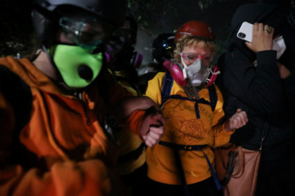 Judge blocks US agents from arresting observers in Portland