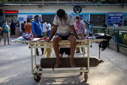 A patient suffering from the coronavirus disease (COVID-19) waits to get admitted outside the casualty ward at Guru Teg Bahadur hospital, amidst the spread of the disease in New Delhi, India, April 23, 2021. Photo by REUTERS/Danish Siddiqui