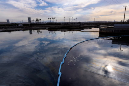 California oil spill comes ashore in Huntington Beach
