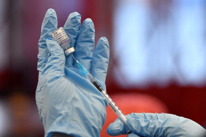Nurse Christina McCavana prepares the vials of the Pfizer coronavirus disease (COVID-19) vaccine for use at a pop-up vaccination clinic in the Central Fire Station in Belfast, Northern Ireland, December 4, 2021. Photo by Clodagh Kilcoyne/REUTERS