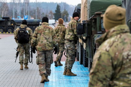 U.S. airborne infantry troops arrive in Poland amid tensions | PBS News ...