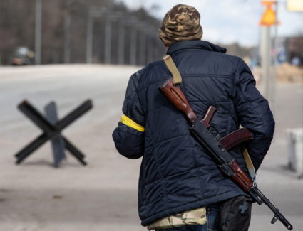 A member of the Territorial Defence Forces of Ukraine stands guard at a checkpoint on the outskirts of Kyiv, Ukraine February 27, 2022. Photo by Mikhail Palinchak/REUTERS