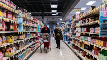 Shoppers browse in a supermarket while wearing masks to help slow the spread of coronavirus disease (COVID-19) in north St. Louis, Missouri, U.S. April 4, 2020. Photo by Lawrence Bryant/REUTERS