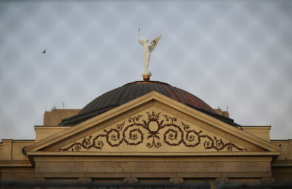 The Arizona state Capitol is pictured through a fence in Phoenix, Arizona, U.S. January 17, 2021. Photo by Caitlin O'Hara/REUTERS