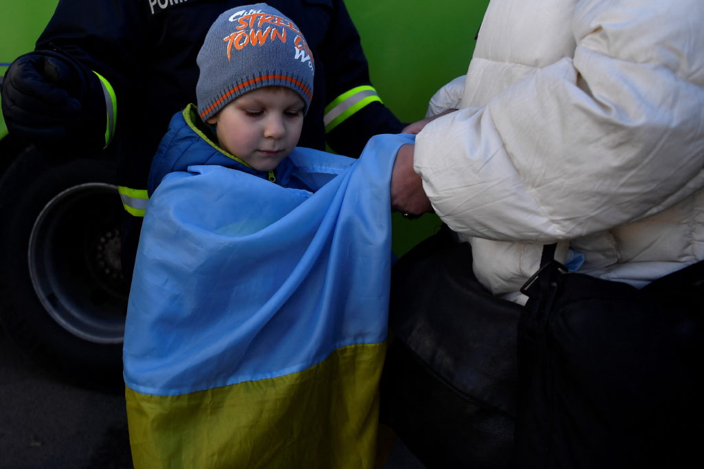 People fleeing Russia's invasion of Ukraine arrive at Siret border crossing