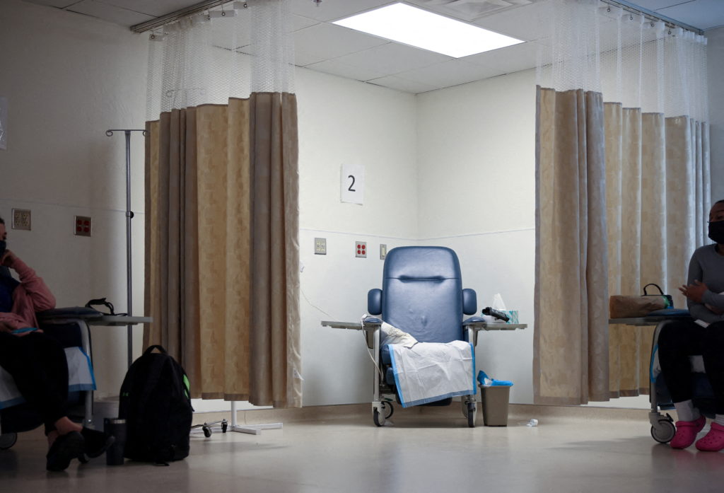 As nearly all abortions come to a halt in Oklahoma, clinics search for new ways to connect patients with care - Vimarsana News
