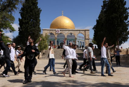 Jewish visitors gesture as Israeli security forces secure the area at the compound that houses Al-Aqsa Mosque, known to Muslims as Noble Sanctuary and to Jews as Temple Mount, in Jerusalem's Old City, May 5, 2022. Photo by Ammar Awad/REUTERS