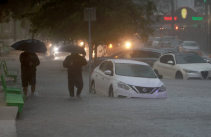 Heavy rain hits South Florida, stranding vehicles in Miami