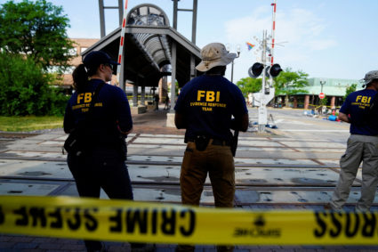 FBI agents investigate after a mass shooting at a Fourth of July parade in the wealthy Chicago suburb of Highland Park, Illinois, U.S. July 5, 2022. Photo by Cheney Orr/REUTERS