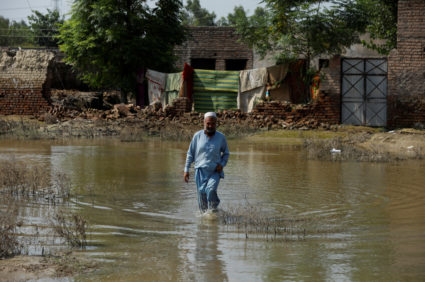 Aid pours into Pakistan as deaths from flooding cross 1,200 mark
