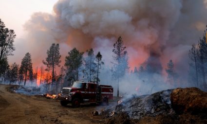 Weather aids firefighters, but threat from Western wildfires persists