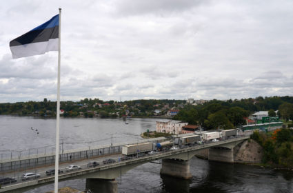 An Estonian flag flies near the bridge over Narva river at the border crossing point with Russia in Narva, Estonia September 18, 2022. Photo by Janis Laizans/REUTERS