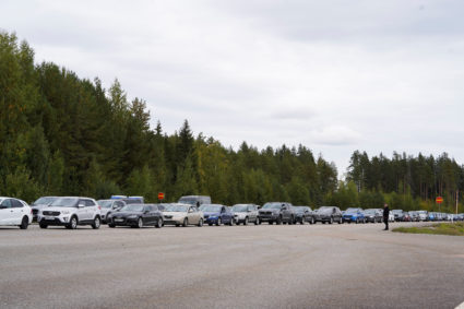 Cars queue to enter Finland from Russia in Vaalimaa, Finland, September 23, 2022. Photo by Janis Laizans/REUTERS