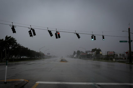 Traffic lights wave by strong gust of wind ahead of Hurricane Ian, in Fort Myers, Florida, U.S. September 28, 2022. Photo by Marco Bello/REUTERS